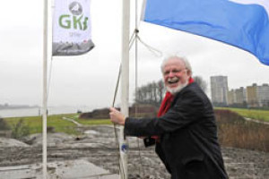 Arnold Keijzer hijst gemeentevlag op natuurspeelplaats